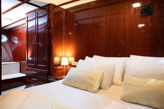 Image of Phoenix Bronze yacht #15