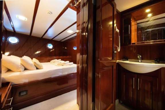 Image of Phoenix Bronze yacht #16