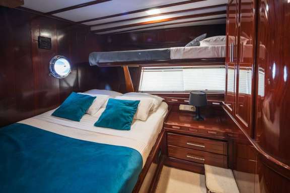Image of Phoenix Bronze yacht #19