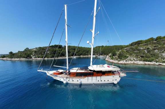 Image of Phoenix Bronze yacht #2