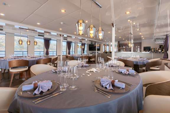 Image of YOLO yacht #2