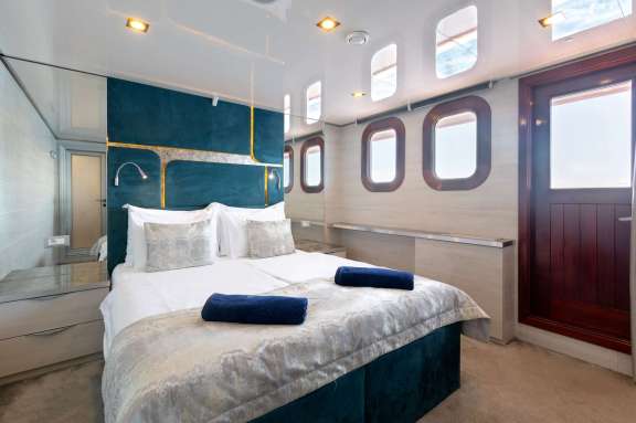 Image of YOLO yacht #7