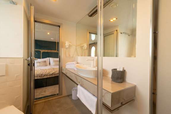 Image of YOLO yacht #9