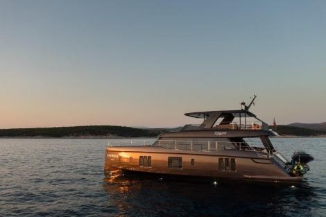 Review img # 3 of the yacht AMBER ONE