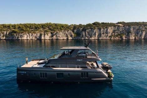 Review img # 10 of the yacht AMBER ONE