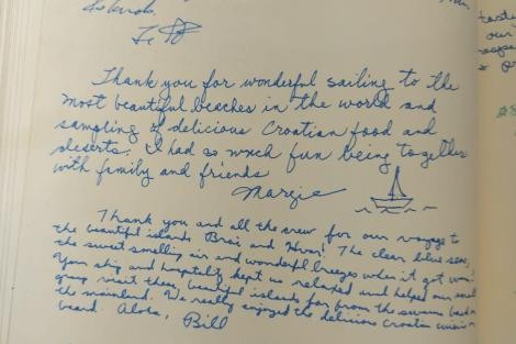 Review img # 2 of the yacht Phoenix Bronze