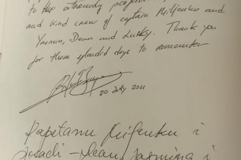 Review img # 24 of the yacht Phoenix Bronze